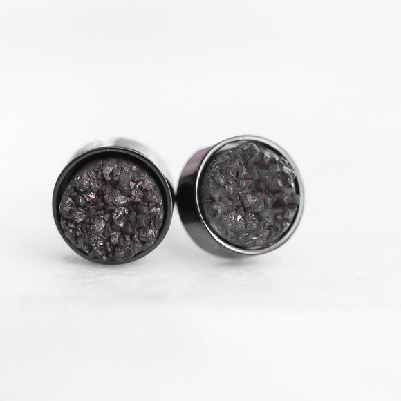 Regal Collection Black Raven Stud Earrings - Picture 2 of 2